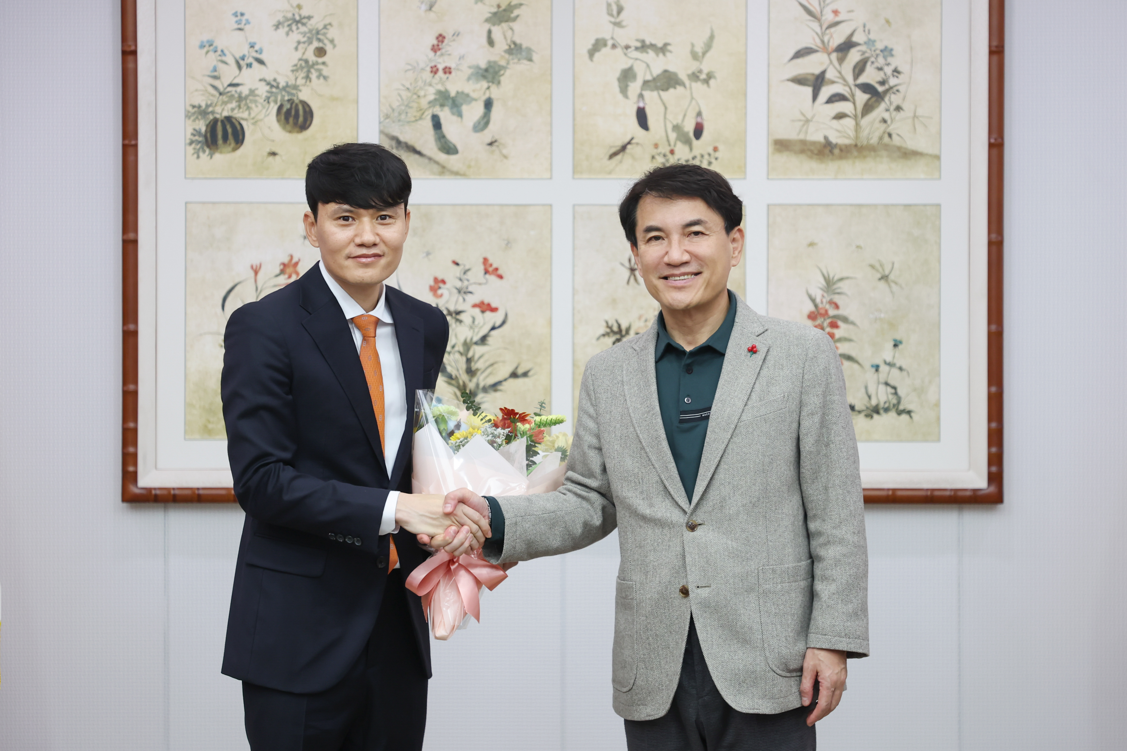 김진태 지사, 신임 강원FC 정경호 감독과 환담