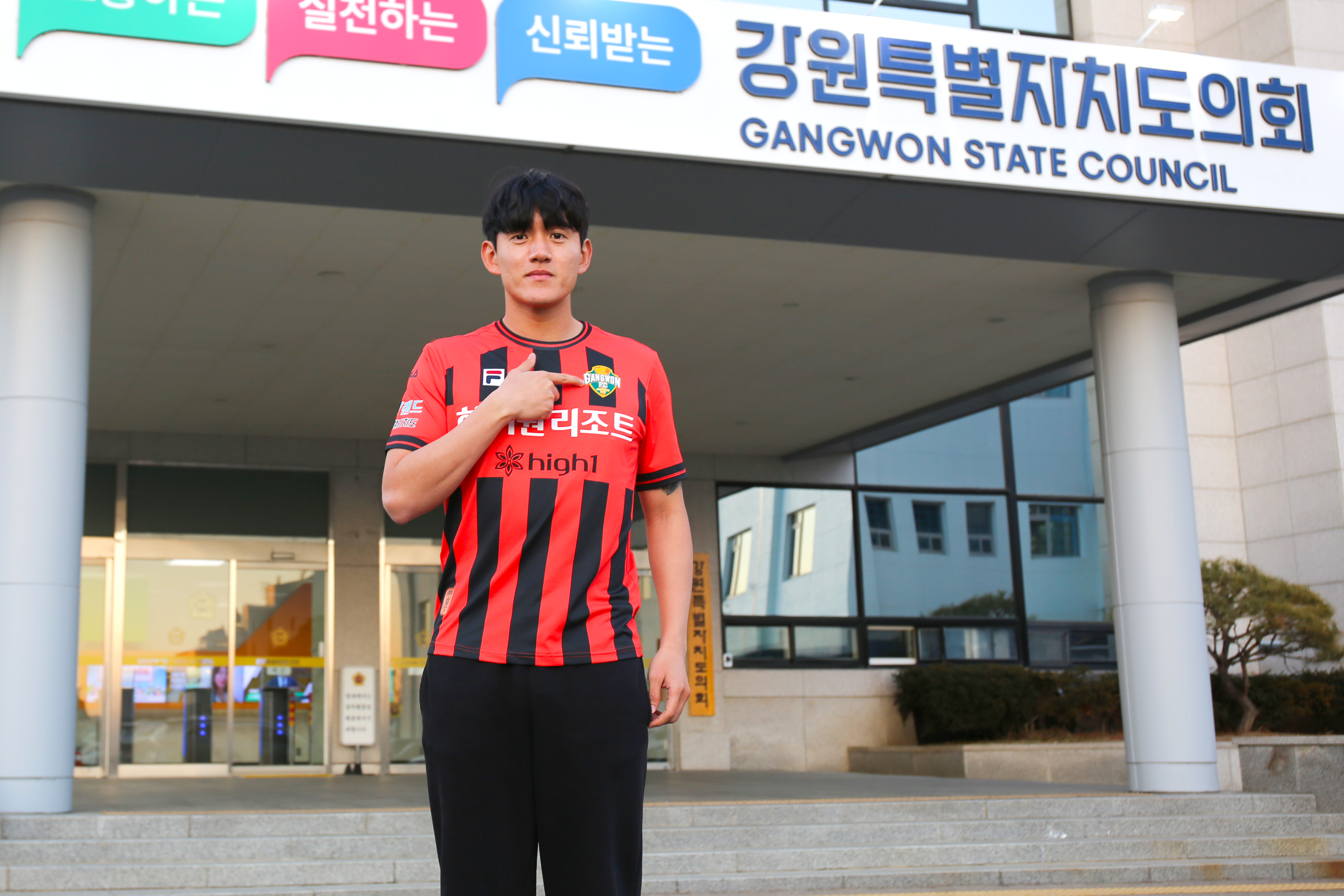 강원FC, 국가대표 출신 수비수 홍철 영입